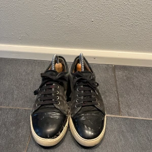 Lanvin 41/uk6 - Säljer dessa svarta Lanvins i storlek 41. Skorna är i relativt fint skick, med en stor defekt på ena skon, men som enkelt går att fixa hos en skräddare.  Skorna är såklart äkta och dustbag tillkommer. Pris kan diskuteras.