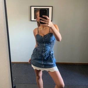 Denim klänning med spets.  - Så fin denimklönning med spets detaljer. Så unik. Storlek s. Jag brukar ha xs i kläder. Inga defekter. 