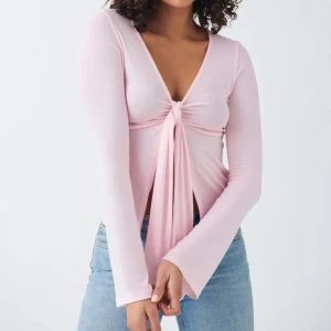 Tie front top - Design by si-inspirerad topp från Gina Tricot. Storlek m – passar även m💕