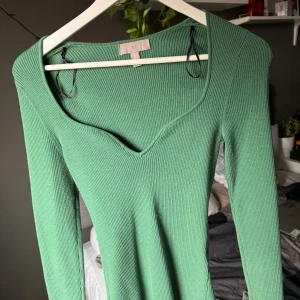 Fin stickad tröja från hm - Säljer nu denna fina stickade tröja från hm då jag inte längre får någon användning för den💗