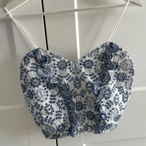 Vit/blå topp - Vit och blå mönstrad topp från BIKBOK i strl S men passar XS/S skulle jag säga