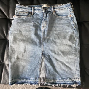 Jättefin jeanskjol med slits - Jeanskjol med slits, använd några gånger men bra skick! 