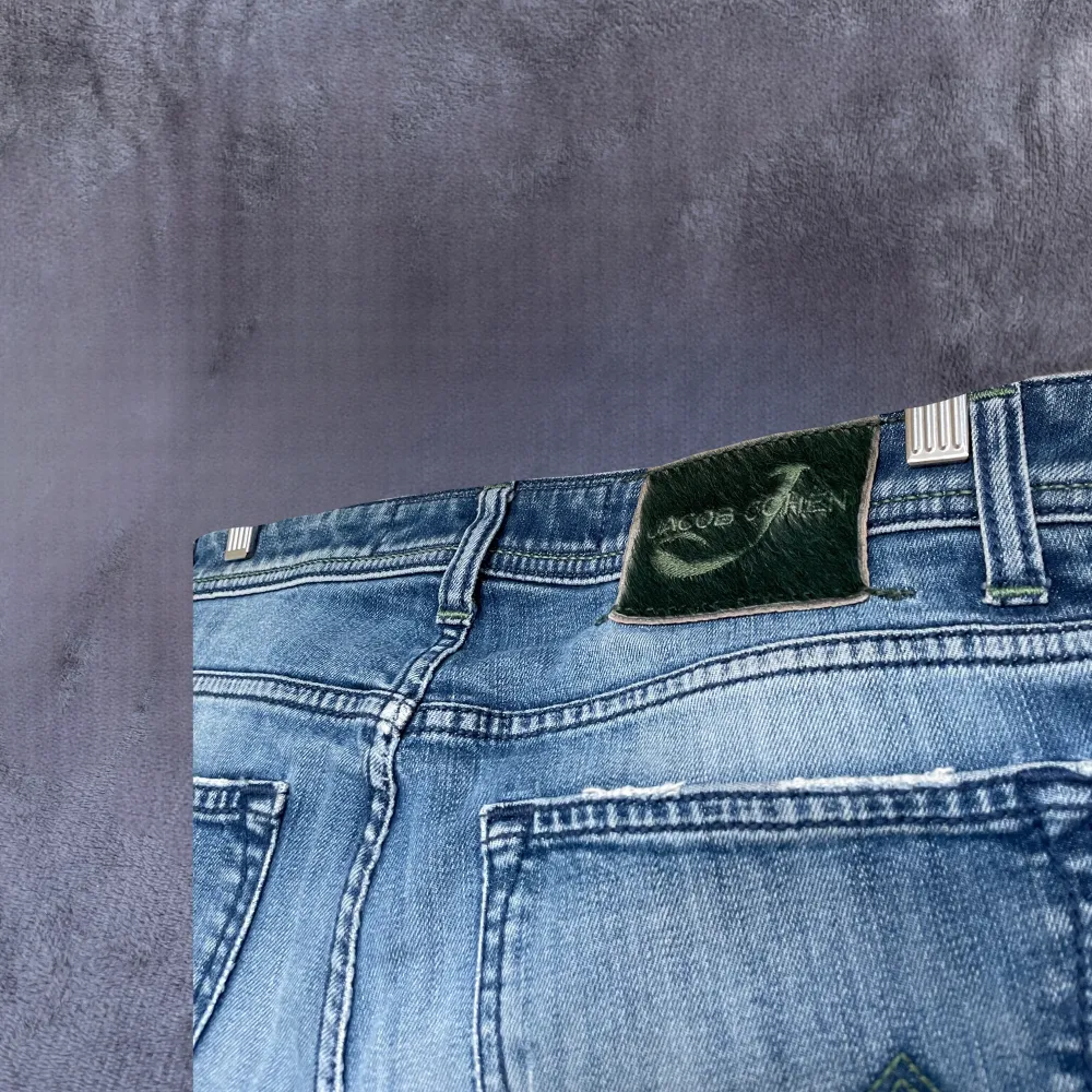 Riktigt laidback Jacob Cohën jeans i storlek 33 | Bra skick med några små lagningar (inte i fickorna, se bild) | Inget drag och slit längst ner vid häl (se bild) | Helt enkelt ett par riktigt skjysta Jacob Cohën jeans i den trendiga modellen 622 C ⭐️. Jeans & Byxor.