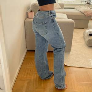 Helt nya fashion Nova jeans. Säljer pga ej min stil har på mig mer tajt🩷 Köptes för 581kr. Köparen står för frakt. Storlek 3 vilket motsvarar xs-s 