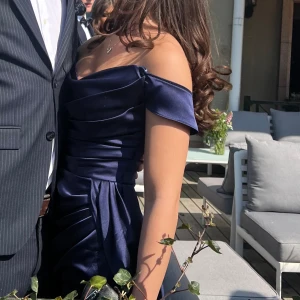 Balklänning - Mörkblå balklänning Superbra kvalité och endast använd 1 gång💃🏻 Nypris 4500 Stl 38 men sitter mindre då den är skräddarsydd runt byst och midja