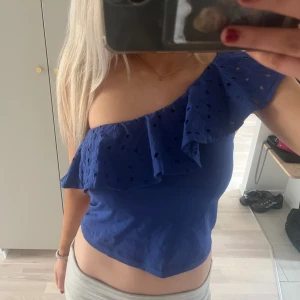Jättefin topp! - Säljer denna jättefina blåa volangtoppen! Köpte den i Spanien ifrån Mango!! Inga defekter!