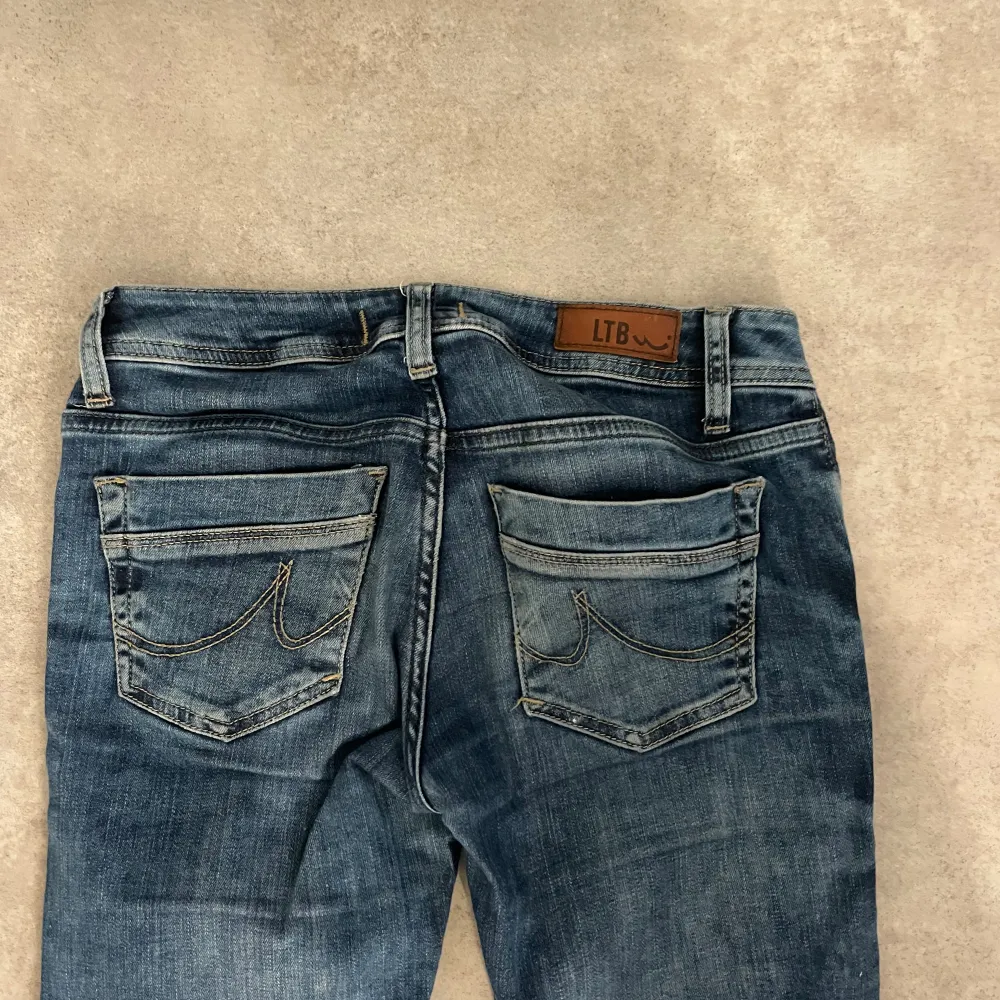 Säljer mina jätte fina lågmidjade ltb jeans i modellen valerie.  De är botcout.💕De är i en ganska bra skick och jag säljer de då de har blivit för små för mig. Skirv vid andra frågor och vid fler bilder 💞🩷. Jeans & Byxor.