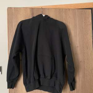 Hej, säljer min svart hoodie eftersom den krympte i tvätten 🥲den är från pull and bear och egentligen i storlek M men den passar mer XS/S. jag har tvättat den en gång och har knappt använt den. 🥰 (köparen står för frakten) 