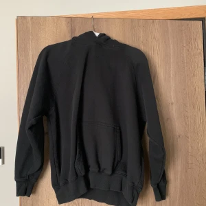 svart hoodie  - Hej, säljer min svart hoodie eftersom den krympte i tvätten 🥲den är från pull and bear och egentligen i storlek M men den passar mer XS/S. jag har tvättat den en gång och har knappt använt den. 🥰 (köparen står för frakten) 