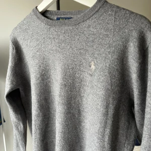 Stickad Ralph Lauren Sweatshirt - Säljer denna stickade merinoull sweatshirt från Raulph Lauren i storlek S. Inga skador, topp skick! 