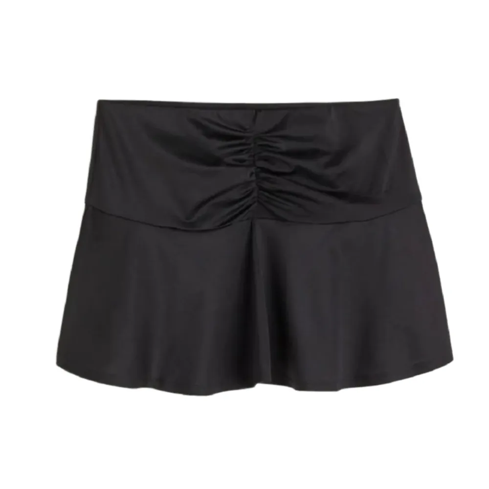 En jättefin low waist kjol som aldrig kommit till användning eftersom att det var fel storlek 💕 Storlek S!. Kjolar.