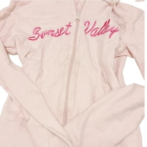 ONLY hoodie - En super söt, fin & ljusrosa zip up hoodie med tryck på ryggen som föreställer en solnedgång!🩷🌅 Jätte fin till t.ex sommaren eller bara ha hemma 💓 Storlek S (passar även XS)