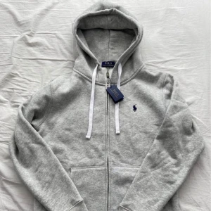 Polo Ralph Lauren Zip Hoodie - Ralph Lauren zip i storlek M, helt oanvänd tags finns kvar på den. 