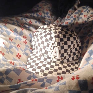 LA KEPS - Tjena! Säljer en fet la keps, enligt en vän ska den vara sälsynt men vet inte!? Den är i storlek 7,1/4 eller 58cm! Skriv för mer info eller så!