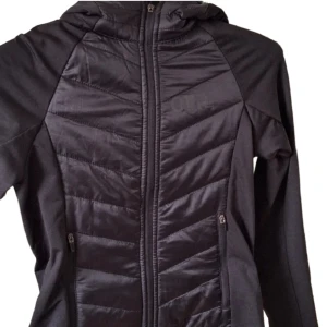 Sport jacka - En svart sport jacka som jag inte vet riktigt vart den är ifrån då jag har fått den men tror den är från H&M💕 Aldrig använd! Storlek 134/140 young