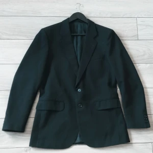 Batistini kavaj svart - Svart kavaj från märket Batistini, gjord med 55% polyester, 45% ull. Har innerfickor på båda sidorna. Den är i storlek 50 och har en ärmlängd på 64 cm från axeln. Använd ett par gånger.   Behöver ni fler bilder eller har frågor, hör gärna av er :)