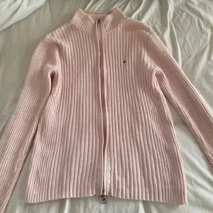 Säljer denna vintage zip up tröjan från Tommy hilfiger. Sparsamt använd så inga defekter på den🥰