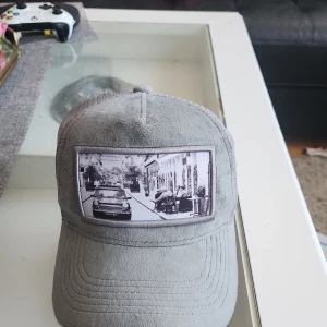 Velvet keps  - En velvet kepa från Emilo Pendenza. Har använts fåtal gånger. Kepsen är i bra skick. Kepsen är köpt för 500kr men säljs för 220kr