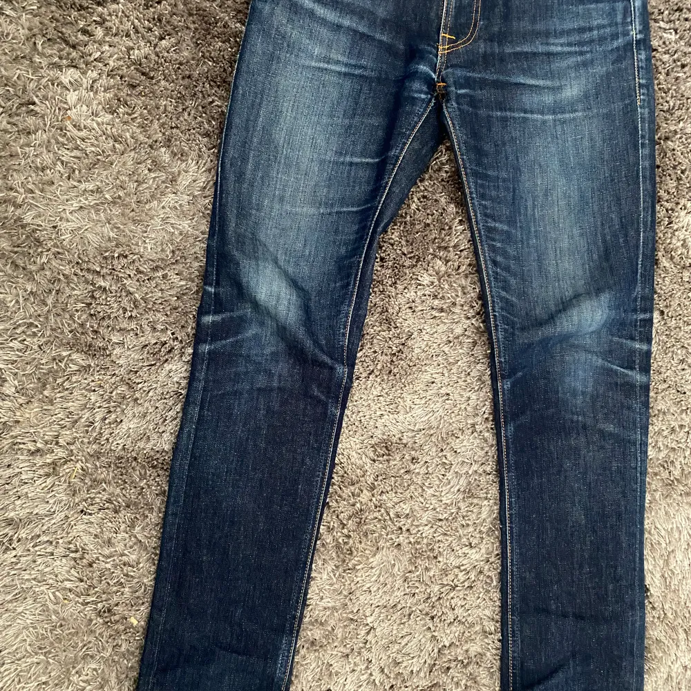 Hej säljer nu dessa nudie jeans för endast 550 skicket är väldigt bra förutom lite slitningar vid grenen hör gärna av er vid fler frågor.. Jeans & Byxor.