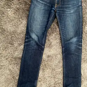 Hej säljer nu dessa nudie jeans för endast 550 skicket är väldigt bra förutom lite slitningar vid grenen hör gärna av er vid fler frågor.