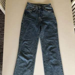 Blåa jeans från Carlings. Märke: Never Denim. Stl: regular wide, size 26/32