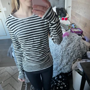Randig tröja - Säljer denna randiga tröjan från hm då den är för stor💕