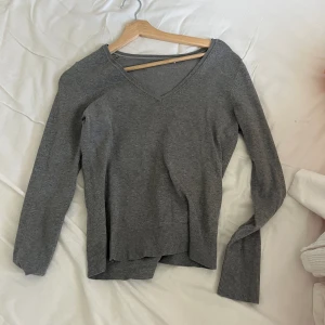 Grå tröja - Snygg grå v-ringad tröja❤️