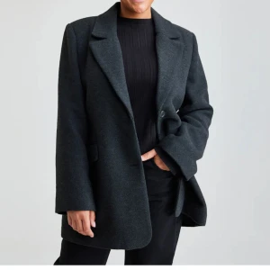 Kavaj - En kavaj från Bikbok, helt oanvänd. Lappar finns kvar. Kavajen är oversize, gjord av ullblandning❤️ foder är i satin. Storlek xs. 