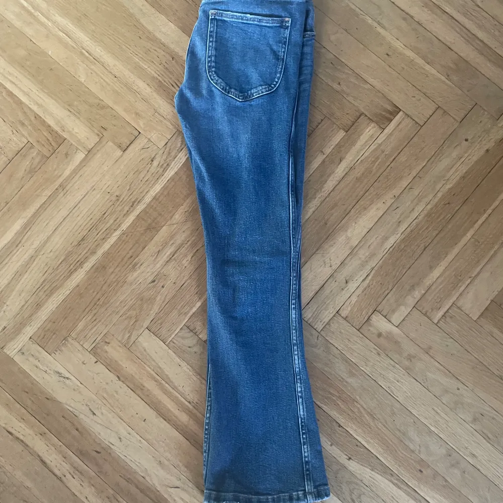 Jag säljer dessa jätte fina  jeansen som är Bootcut  från Zara. De är i storlek 164cm (13-14 år). De är i bra skick och har alltså inga defekter! Frakten står köparen för. . Jeans & Byxor.