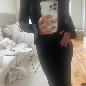 Lång svart klänning m. Öppen rygg - Svart lång klänning m öppen rygg från Hanna schönbergs kollektion med NaKd! Så fin 💗  