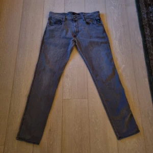 Replay anbass fit  - Säljer typ helt oanvända replay jeans då de är för stora för mig de e bara att skriva om du undrar något.