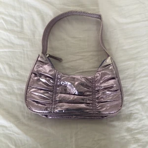 Axelväska - Säljer min lila axelväska. Säljer pga att den inte kommer till användning längre! Dock är det lite fläckar på insidan av väskan men inget av det färgar av sig eller så!❤️