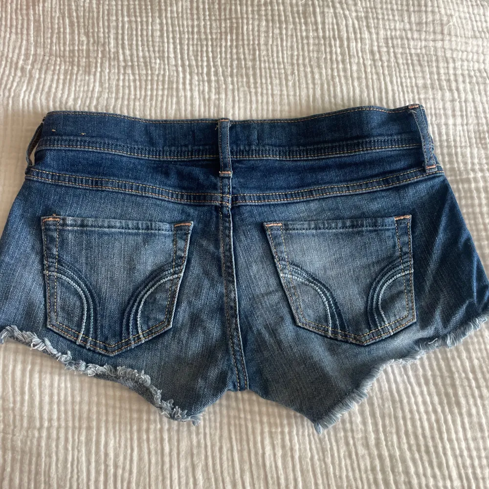 Lågmidjade jeansshorts från Hollister! . Shorts.