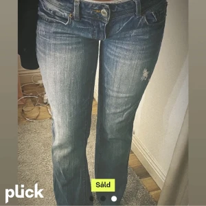 American eagle jeans - Jätte snygga jeans  från american eagle? Jag säljer på grund av att de inte passade mig när jag fick dem, bild är från förra ägare. Innerbenslängd 70cm, midjemått 82cm, rakt lver 40, bred över låret 21cm
