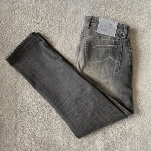 Jacob Cohen Jeans - Handgjorda Jacob Cohen Jeans i storlek 33. Passar mellan 180-185cm. Skick 9/10. Bara att höra av sig för fler bilder/frågor.