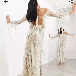 Lång vit klänning  - Oanvänd klänning, storlek 38. Köpt för 1849kr 