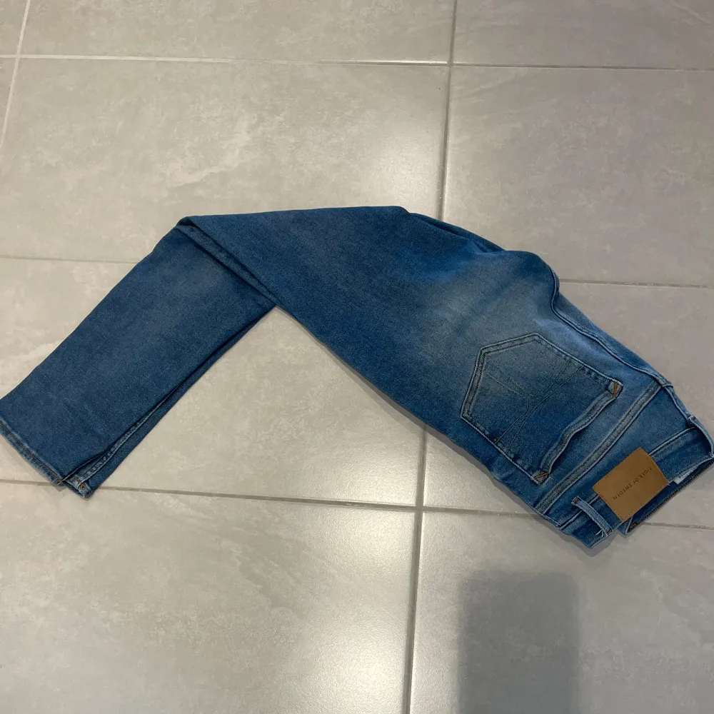 Säljer dessa snygga jeans från Tiger of Sweden, i strl 29 x 32. Skick 10/10. Modellen heter pistolero. Nypris 1500 kr. Personen på bilden är 182 cm. Skriv gärna vid fler frågor.. Jeans & Byxor.
