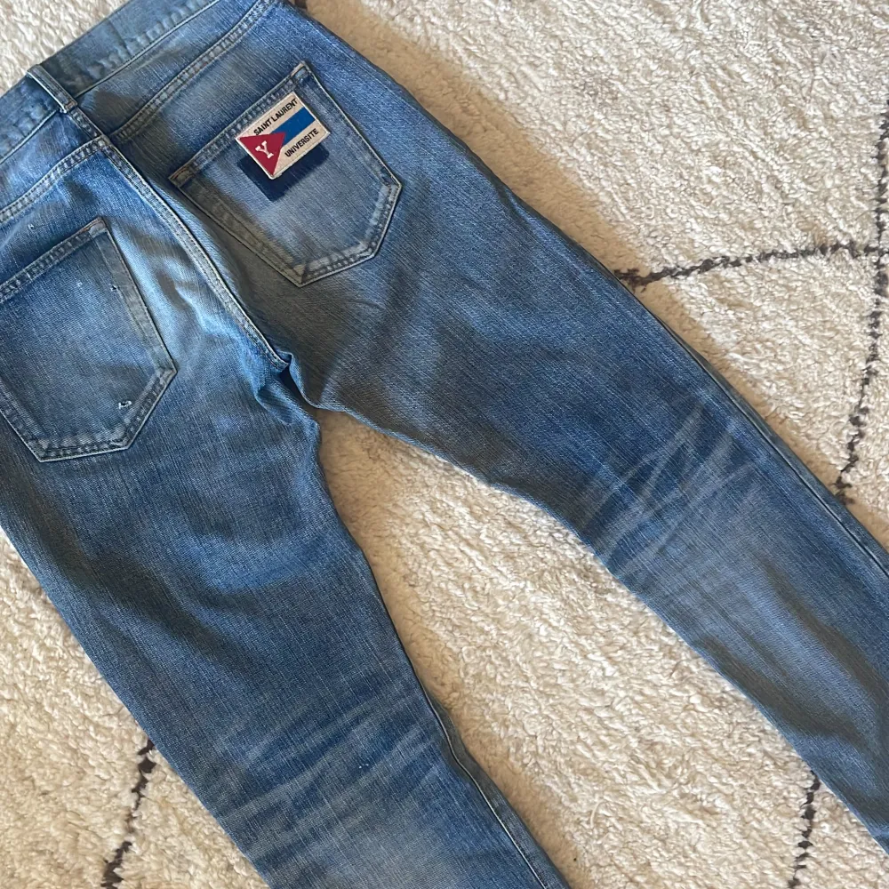 Intressekoll på mina otroliga ysl jeans! | Nästintill nya, endast använda ett par gånger! | Storlek 30 | Nypris närmare 7k, kom med bud! 🙏. Jeans & Byxor.