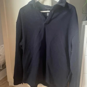 Rugbytröja blå - Rugbytröja från Hm. Fråga om du vill ha fler bilder. 