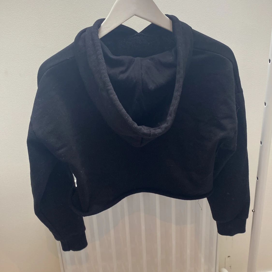 Svart cropped hoddie tröja  - 91