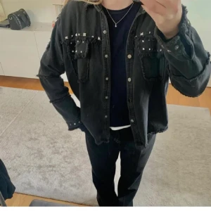 Jeansjacka - Mörkgrå tunn jeans jacka med nittar från zara. Köpt för 300kr. Strl S. Pris diskuterbart. ( lånad bild, skriv för mer bilder ) 😘😘