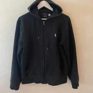 Ralph lauren kofta  - En riktigt snygg Ralph lauren kofta, sparsamt använd, köptes på nk i höstas🙌🏻