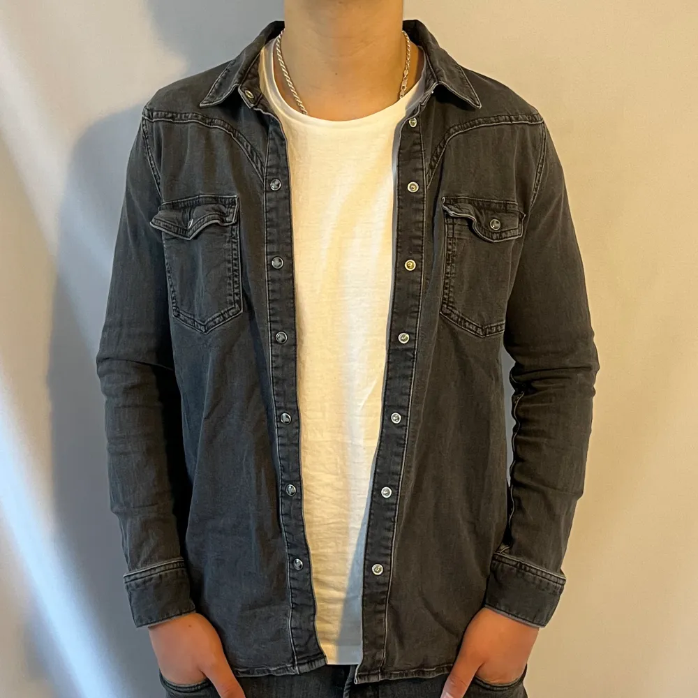 Tjena! Säljer nu denna väldigt snygga skjortan som är ifrån Massimo dutti • Skick 8/10 • Storlek M• Modellen på bilden är 184cm • Vårt pris : 299kr • Hör gärna av er via pm vid frågor eller funderingar;. Skjortor.