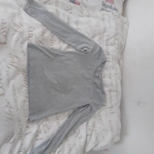 Långarmad tröja  - Säljer en grå långärmad tröja från lager 157 i strl M. (HAR ÄVEN EN I NYSKICK I STRL L) Den (M) är lite noprig under armhålan som ni kan se på sista bilden men det är inget som syns när man bär på den! Annars är den i bra skick, säljer den för 20kr!