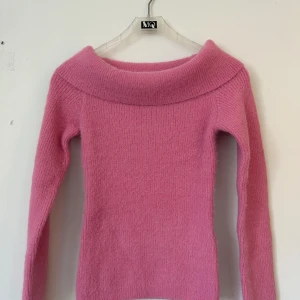 Rosa off-shoulder tröja - Helt ny, utan prislapp dock. Super fin, lite för stor för mig bara🩷
