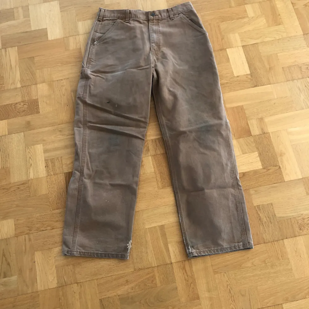 Carhartt workwear pants Färgfläckar+lite slitningar på bakfickan 34x32 Färg: Brun/orange. Jeans & Byxor.