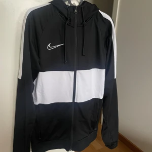 Nike Dri-FIT Academy svart hoodie storlek XS - Svart + vit nike academy kofta / hoodie / zip-up i storlek XS
