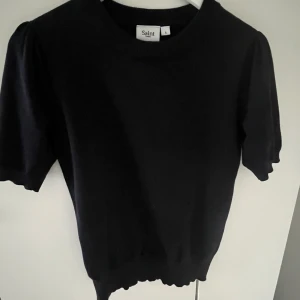 Stickad tshirt  - Mörkblå stickad t-shirt från Saint Tropez. Litet hål på baksidan i sömmen som inte syns