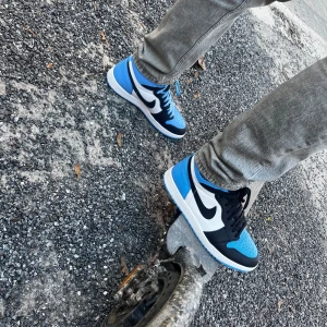 JORDAN 1 RETRO "UNC TOE" HIGH - Hej! Säljer nu mina Jordans eftersom har andra skor. Skorna är i ett fint skick som ni ser på bilden. Vill gärna byta mot ett par andra skor eller betalning. Köpta på merch Sweden 3300. Finns äkta bevis låda/Shoeclener. Hör av er vid frågor. 