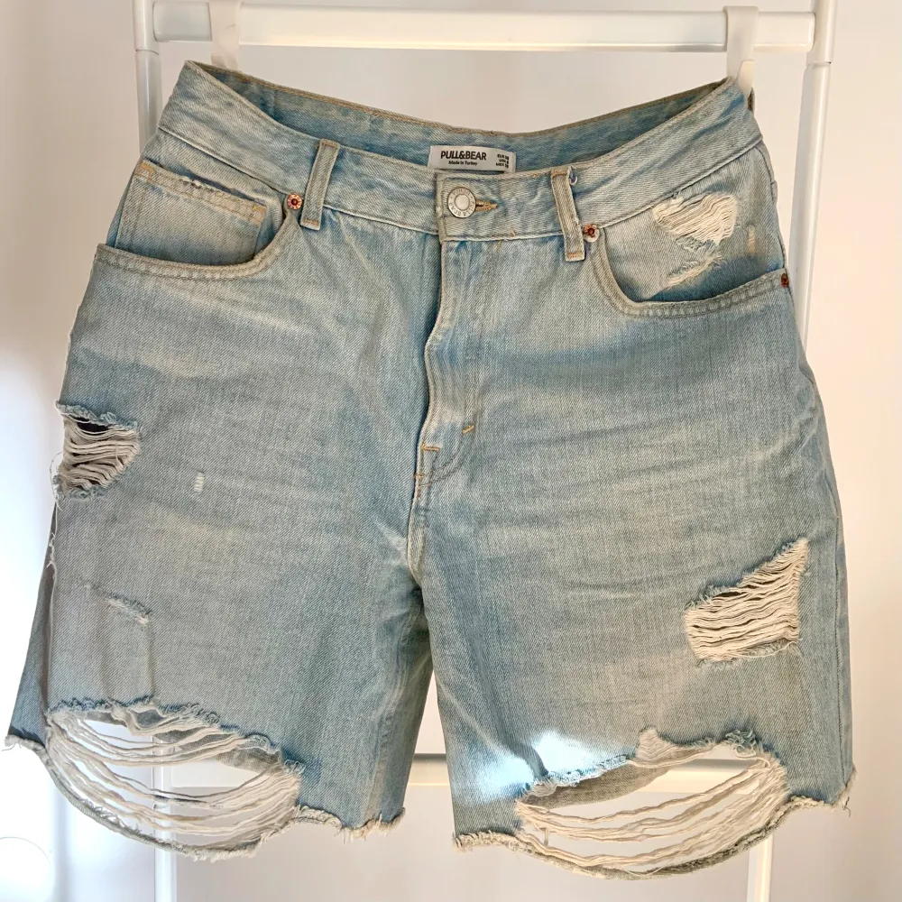 Slitna ljusblåa jeansshorts från pull&bear. Gott skick! ☀️. Shorts.